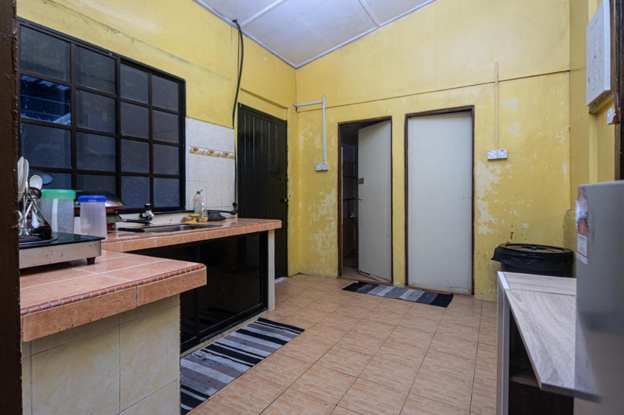 Aiza Homestay Opposite Abang Strawberry Taman Sedia Tanah Rata Exteriér fotografie