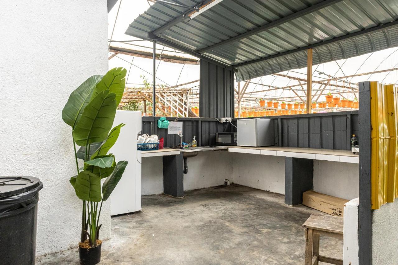 Aiza Homestay Opposite Abang Strawberry Taman Sedia Tanah Rata Exteriér fotografie